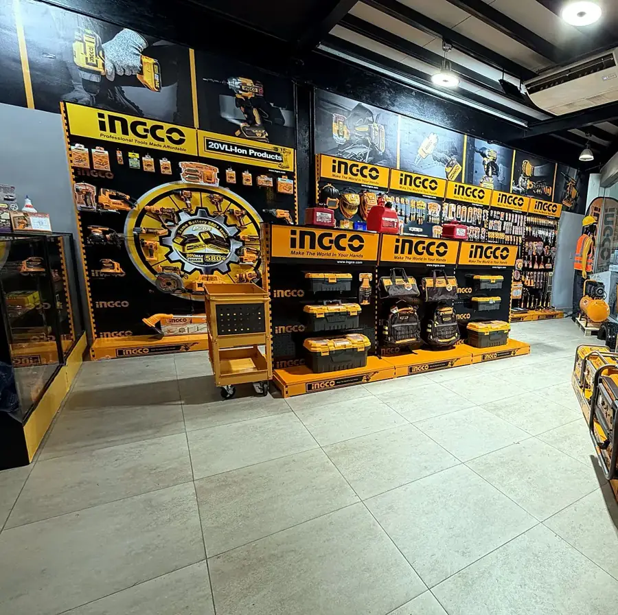 Interior de la tienda con exhibidores INGCO
